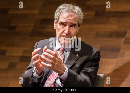 Wien, Vienna, Austria. 24 Okt, 2017. dr. Michael Ignatieff, der Präsident und Rektor der angeschlagenen Central European University in Budapest, Ungarn, eine Konferenz Aussehen an der Wirtschaftsuniversität Wien (wirtschaftsuniversitã¤t Wien). "Hochschulen: Schlüssel zu einer offenen Gesellschaft, das Ziel der politischen Feindschaft?" war der Titel der Konferenz, die Angriffe auf die Central European University durch den Fidesz Regierung von Ungarn in einem angeblichen Bemühungen der Einfluss der Milliardär und Philanthrop George Soros im Land zu bändigen diskutiert. Die zentrale Eur Stockfoto