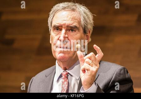 Wien, Vienna, Austria. 24 Okt, 2017. dr. Michael Ignatieff, der Präsident und Rektor der angeschlagenen Central European University in Budapest, Ungarn, eine Konferenz Aussehen an der Wirtschaftsuniversität Wien (wirtschaftsuniversitã¤t Wien). "Hochschulen: Schlüssel zu einer offenen Gesellschaft, das Ziel der politischen Feindschaft?" war der Titel der Konferenz, die Angriffe auf die Central European University durch den Fidesz Regierung von Ungarn in einem angeblichen Bemühungen der Einfluss der Milliardär und Philanthrop George Soros im Land zu bändigen diskutiert. Die zentrale Eur Stockfoto