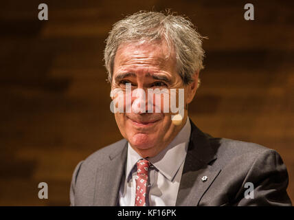 Wien, Wien, Österreich. Oktober 2017. Dr. Michael Ignatieff, Präsident und Rektor der umkämpften Mitteleuropäischen Universität in Budapest, Ungarn, tritt an der Wirtschaftsuniversität Wien (WirtschaftsuniversitÃ¤t Wien) auf. "Universitäten: Schlüssel zu einer offenen Gesellschaft, Ziel politischer Feindseligkeit?" lautete der Titel der Konferenz, auf der die Angriffe der ungarischen Fidesz-Regierung auf die Mitteleuropäische Universität erörtert wurden, um den Einfluss des Milliardärs George Soros in diesem Land einzudämmen. Der Zentrale Eur Stockfoto