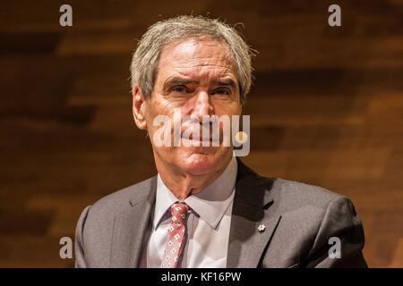 Wien, Wien, Österreich. Oktober 2017. Dr. Michael Ignatieff, Präsident und Rektor der umkämpften Mitteleuropäischen Universität in Budapest, Ungarn, tritt an der Wirtschaftsuniversität Wien (WirtschaftsuniversitÃ¤t Wien) auf. "Universitäten: Schlüssel zu einer offenen Gesellschaft, Ziel politischer Feindseligkeit?" lautete der Titel der Konferenz, auf der die Angriffe der ungarischen Fidesz-Regierung auf die Mitteleuropäische Universität erörtert wurden, um den Einfluss des Milliardärs George Soros in diesem Land einzudämmen. Der Zentrale Eur Stockfoto