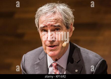 Wien, Vienna, Austria. 24 Okt, 2017. dr. Michael Ignatieff, der Präsident und Rektor der angeschlagenen Central European University in Budapest, Ungarn, eine Konferenz Aussehen an der Wirtschaftsuniversität Wien (wirtschaftsuniversitã¤t Wien). "Hochschulen: Schlüssel zu einer offenen Gesellschaft, das Ziel der politischen Feindschaft?" war der Titel der Konferenz, die Angriffe auf die Central European University durch den Fidesz Regierung von Ungarn in einem angeblichen Bemühungen der Einfluss der Milliardär und Philanthrop George Soros im Land zu bändigen diskutiert. Die zentrale Eur Stockfoto