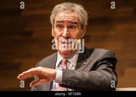 Wien, Wien, Österreich. Oktober 2017. Dr. Michael Ignatieff, Präsident und Rektor der umkämpften Mitteleuropäischen Universität in Budapest, Ungarn, tritt an der Wirtschaftsuniversität Wien (WirtschaftsuniversitÃ¤t Wien) auf. "Universitäten: Schlüssel zu einer offenen Gesellschaft, Ziel politischer Feindseligkeit?" lautete der Titel der Konferenz, auf der die Angriffe der ungarischen Fidesz-Regierung auf die Mitteleuropäische Universität erörtert wurden, um den Einfluss des Milliardärs George Soros in diesem Land einzudämmen. Der Zentrale Eur Stockfoto