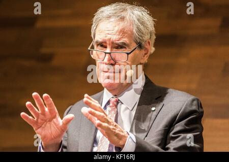 Wien, Wien, Österreich. Oktober 2017. Dr. Michael Ignatieff, Präsident und Rektor der umkämpften Mitteleuropäischen Universität in Budapest, Ungarn, tritt an der Wirtschaftsuniversität Wien (WirtschaftsuniversitÃ¤t Wien) auf. "Universitäten: Schlüssel zu einer offenen Gesellschaft, Ziel politischer Feindseligkeit?" lautete der Titel der Konferenz, auf der die Angriffe der ungarischen Fidesz-Regierung auf die Mitteleuropäische Universität erörtert wurden, um den Einfluss des Milliardärs George Soros in diesem Land einzudämmen. Der Zentrale Eur Stockfoto