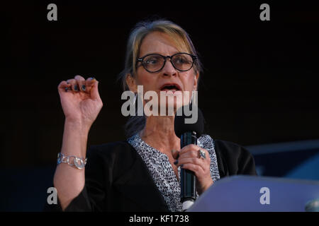 London, Großbritannien. 24 Okt, 2017. Lautsprecher wera hobhouse mp, Liberaldemokratischen Partei auf der Kundgebung gegen die Schule Schnitte mit über 1.000 Eltern und Mitarbeitern der Schule Lobbyarbeit mehr als zwei Drittel der Abgeordneten in England und Wales am Emmanuel center. Credit: Siehe li/alamy leben Nachrichten Stockfoto