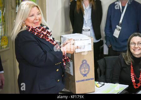 Buenos Aires, Argentinien. 22 Okt, 2017 Oct 22, 2017 - Buenos Aires, Argentinien - elisa carrio Abstimmung während der Mid Term Wahlen in Argentinien. Credit: maximiliano Ramos/zuma Draht/alamy leben Nachrichten Stockfoto