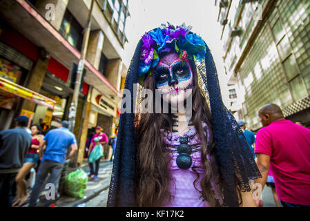 Sao Paulo, Brasilien. Oktober 2017. Eine Frau, verkleidet als „Catrina“, eine mexikanische Figur, auch bekannt als „der elegante Tod“, läuft am Montag in Ladeira Porto Geral herum. La Catrina de los toletes ist in der mexikanischen Volkskultur die Darstellung des Skeletts einer Dame der hohen Gesellschaft. Sie ist eine der beliebtesten Figuren der Party zum Tag der Toten in Mexiko. Kredit: CRIS FAGA/ZUMA Wire/Alamy Live News Stockfoto