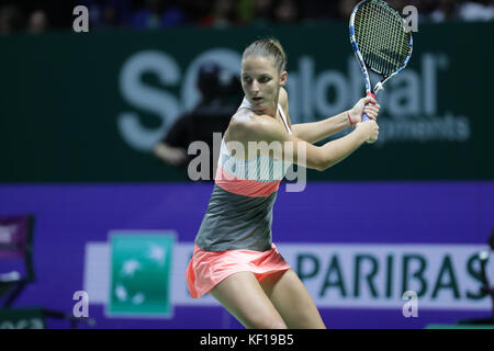 Singapur. Oktober 2017. Die tschechische Tennisspielerin Karolina Pliskova ist am 24. Oktober 2017 in Singapur im robin-Spiel des WTA Finals gegen den spanischen Tennisspieler Garbine Muguruza in der zweiten Runde im Einsatz. Credit: YAN LERVAL/AFLO/Alamy Live News Stockfoto