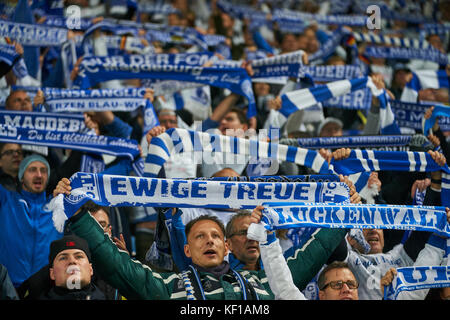 Magdeburg, Deutschland. 24 Okt, 2017. dfb-pokal Fußball Match, Magdeburg, Oktober 24, 2017 magdeburg Fans feiern ihren 1.FC Magdeburg - Borussia Dortmund 0-5 dfb-pokal Fußball Match in Magdeburg, 22. Oktober 2017, Saison 2017/2018 Quelle: Peter Schatz/alamy leben Nachrichten Stockfoto