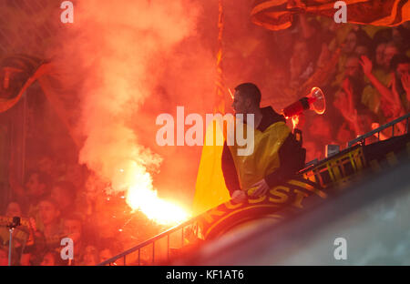 Magdeburg, Deutschland. 24 Okt, 2017. dfb-pokal Fußball Match, Magdeburg, 24. Oktober 2017 BVB-Fans feiern ihren 1.FC Magdeburg - Borussia Dortmund 0-5 dfb-pokal Fußball Match in Magdeburg, 22. Oktober 2017, Saison 2017/2018 Quelle: Peter Schatz/alamy leben Nachrichten Stockfoto