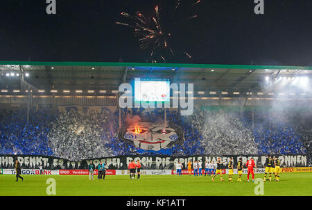 Magdeburg, Deutschland. 24 Okt, 2017. dfb-pokal Fußball Match, Magdeburg, Oktober 24, 2017 magdeburg Fans feiern ihren 1.FC Magdeburg - Borussia Dortmund 0-5 dfb-pokal Fußball Match in Magdeburg, 22. Oktober 2017, Saison 2017/2018 Quelle: Peter Schatz/alamy leben Nachrichten Stockfoto