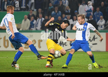 Magdeburg, Deutschland. Oktober 2017. Dortmunder Shinji Kagawa (M) und Magdeburgs Nico Hammann (L) und Florian Pick wetteifern um den Ball während des DFB-Pokalspiels zwischen 1. FC Magdeburg und Borussia Dortmund in der MDCC Arena in Magdeburg, Deutschland, 24. Oktober 2017. Kagawa gewann und erzielte anschließend ein 5:0-Treffer. Quelle: Hendrik Schmidt/dpa-Zentralbild/dpa/Alamy Live News Stockfoto