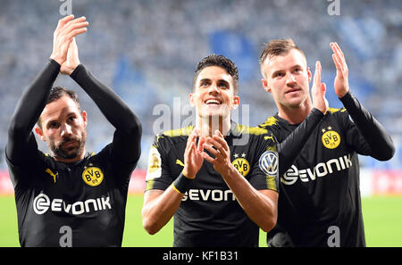 Magdeburg, Deutschland. Oktober 2017. Die Dortmunder Spieler Gonzalo Castro, Marc Bartra und Andrey Jarmolenko feiern den Sieg der Mannschaft 5-0 nach dem DFB-Cup-Spiel zwischen 1. FC Magdeburg und Borussia Dortmund in der MDCC Arena in Magdeburg, Deutschland, 24. Oktober 2017. Quelle: Hendrik Schmidt/dpa-Zentralbild/dpa/Alamy Live News Stockfoto