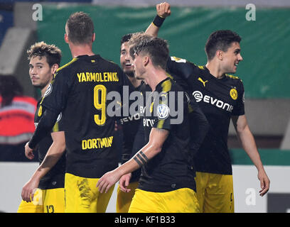 Magdeburg, Deutschland. 24. Oktober 2017. Der Dortmunder Marc Bartra feiert mit seinen Teamkollegen während des DFB-Cup-Fußballmatches zwischen 1 und 4-0 Punkte. FC Magdeburg und Borussia Dortmund in der MDCC Arena in Magdeburg, 24. Oktober 2017. Quelle: Hendrik Schmidt/dpa-Zentralbild/dpa/Alamy Live News Stockfoto