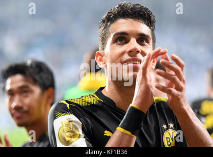 Magdeburg, Deutschland. Oktober 2017. Dortmunder Marc Bartra feiert den Sieg des Teams 5-0 nach dem Fußball-Spiel im DFB-Cup zwischen 1. FC Magdeburg und Borussia Dortmund in der MDCC Arena in Magdeburg, Deutschland, 24. Oktober 2017. Quelle: Hendrik Schmidt/dpa-Zentralbild/dpa/Alamy Live News Stockfoto