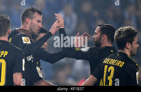 Magdeburg, Deutschland. Oktober 2017. Dortmunder Andrey Jarmolenko (2-L) feiert mit seinen Teamkollegen im DFB-Cup-Fußball-Spiel zwischen 1 und 1 seinen Punktestand 3-0. FC Magdeburg und Borussia Dortmund in der MDCC Arena in Magdeburg, Deutschland, 24. Oktober 2017. Quelle: Hendrik Schmidt/dpa-Zentralbild/dpa/Alamy Live News Stockfoto