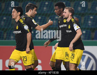 Magdeburg, Deutschland. Oktober 2017. Dortmunder Shinji Kagawa, Sokratis, Alexander Isak und Marcel Schmelzer (L) bejubeln die Punktzahl 2-0 während des DFB-Pokalspiels zwischen 1. FC Magdeburg und Borussia Dortmund in der MDCC Arena in Magdeburg, Deutschland, 24. Oktober 2017. Quelle: Hendrik Schmidt/dpa-Zentralbild/dpa/Alamy Live News Stockfoto