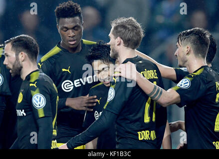 Magdeburg, Deutschland. Oktober 2017. Dortmunder Shinji Kagawa bejubelt das Ergebnis 5-0 mit seinen Teamkollegen während des DFB-Pokalspiels zwischen 1. FC Magdeburg und Borussia Dortmund in der MDCC Arena in Magdeburg, Deutschland, 24. Oktober 2017. Quelle: Hendrik Schmidt/dpa-Zentralbild/dpa/Alamy Live News Stockfoto