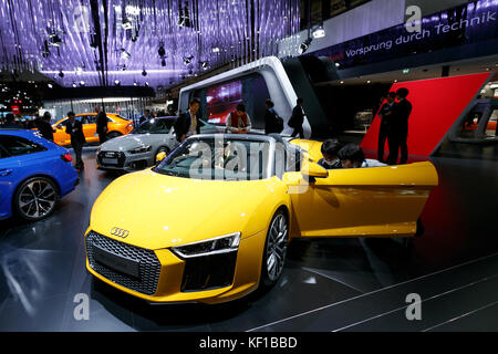 Tokio, Japan. 25 Okt, 2017. Besucher versammeln sich auf der 45. Tokyo Motor Show 2017 in Tokyo Big Sight am 25. Oktober 2017, Tokio, Japan. Tokyo Motor Show 2017 präsentiert neue Mobilitätslösungen von über 153 japanische und ausländische Automobilhersteller. Die Ausstellung ist für die Öffentlichkeit vom 26. Oktober bis 5. November. Credit: Rodrigo Reyes Marin/LBA/Alamy leben Nachrichten Stockfoto