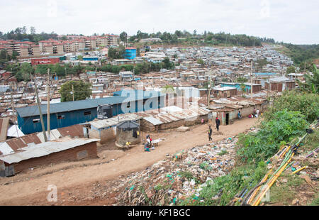 Nairobi, Kenia. Oktober 2017. Blick auf Kibera, die Slumregion von Nairobi, Kenia, 23. Oktober 2017. Nachdem Kenias oberster Gerichtshof die Präsidentschaftswahlen vom 8. August für nichtig erklärt hat, werden Kenianer erneut aufgefordert, ein neues Staatsoberhaupt zu wählen. Quelle: Gioia Forster/dpa/Alamy Live News Stockfoto