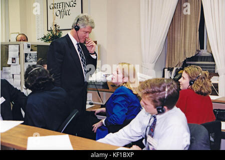 US-Präsident Bill Clinton schließt sich den Freiwilligen der White House Comment Line im Old Executive Office Building in Washington, DC an, nachdem er am 25. Januar 1994 die Rede über die Lage der Union gehalten hat. Präsident Clinton sprach mit zwei Anrufern - einer aus Houston und einer aus Washington State - die ihm zum Kampf für die allgemeine Gesundheitssicherheit gratulierten. Kredit: Weißes Haus über CNP - KEIN KABELSERVICE - Foto: Weißes Haus/Consolidated News Fotos/Weißes Haus über CNP Stockfoto