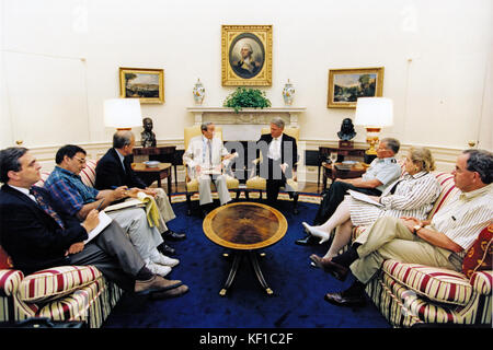 US-Präsident Bill Clinton trifft sich am 22. Juli 1995 im Oval Office mit dem stellvertretenden CIA-Direktor George Tenet, dem Stabschef Leon Panetta, dem nationalen Sicherheitsberater Anthony Lake, dem US-Außenminister Warren Christopher, dem Vorsitzenden der gemeinsamen Stabschefs General John Shalikashvili, der US-Botschafterin bei den Vereinten Nationen Madeline Albright und dem stellvertretenden US-Verteidigungsminister John White. Obligatorischer Kredit: Robert McNeely/Weißes Haus über CNP - KEIN KABELSERVICE - Foto: Robert McNeely/Consolidated News Photos/Robert McNeely - Weißes Haus über CNP Stockfoto