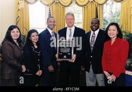 US-Präsident Bill Clinton begrüßt am 1. Mai 1997 die Preisträger und Finalisten der Boys and Girls Clubs of America 1996 im Oval Office des Weißen Hauses in Washington, DC. In diesem Jahr wurden Auszeichnungen verliehen an: Ariane Franco, Bronx, New York; Erica Arechiga, Salem, Oregon (Jugend des Jahres); Rasheen Coleman, Omaha, Nebraska; Oladapo Adeshiyan, Huntsville, Alabama, und Joo Lee, North Little Rock, Arkansas. Obligatorischer Credit: Robert McNeely/Weißes Haus über CNP - KEIN KABELSERVICE - Foto: Robert McNeely/Consolidated News Photos/Robert McNeely - Weißes Haus über CN Stockfoto