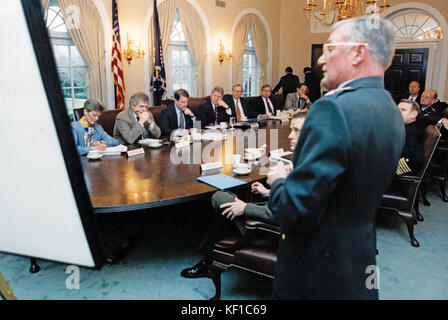 US-Präsident Bill Clinton trifft sich am 3. Januar 1994 mit den Joint Chiefs of Staff im Kabinettsaal des Weißen Hauses in Washington, DC. Rechts steht General John Shalikashvili, Vorsitzender der gemeinsamen Stabschefs. Von links nach rechts am Tisch: Jenonne Walker, Sonderassistentin von Präsident Clinton; Leon Fürth, nationaler Sicherheitsberater des Vizepräsidenten; Vizepräsident Al Gore, Präsident Clinton; nationaler Sicherheitsberater Anthony Lake und stellvertretender nationaler Sicherheitsberater Sandy Berger. Kredit: Weißes Haus über CNP - KEIN KABELSERVICE - Foto: Weißes Haus/Con Stockfoto