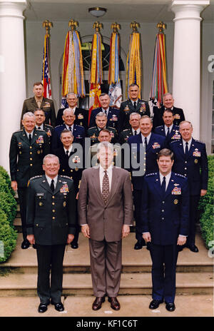 Nach seinem Treffen im Kabinettsraum heute Morgen mit den United States Armed Forces Service Chiefs und den Commanders-in-Chief, begleitet US-Präsident Bill Clinton sie für ein Gruppenporträt im Rose Garden des Weißen Hauses in Washington, DC am 3. Mai 1996. Vordere Reihe, von links nach rechts: General John Shalikashvilli, Vorsitzender der Gemeinsamen Stabschefs; Präsident Clinton; General Joseph Ralston, stellvertretender Vorsitzender der Gemeinsamen Stabschefs. Zweite Reihe, von links nach rechts: General Dennis Reimer, Stabschef der US-Armee; Admiral Jeremy M. Boorda, Chief of Naval Operations; General Charles Krulak, Kommandant der US-Armee Stockfoto