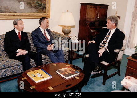 US-Präsident Bill Clinton, rechts, spricht am 21. Mai 1993 bei einem Treffen des Weißen Hauses mit US-Außenminister Warren Christopher links und Außenminister Andrej Kozyrev aus Russland, Zentrum, in Washington, DC. Credit: Weißes Haus via CNP - KEIN DRAHTLOSER DIENST - Foto: Weißes Haus/Consolidated News Photos/Weißes Haus via CNP Stockfoto