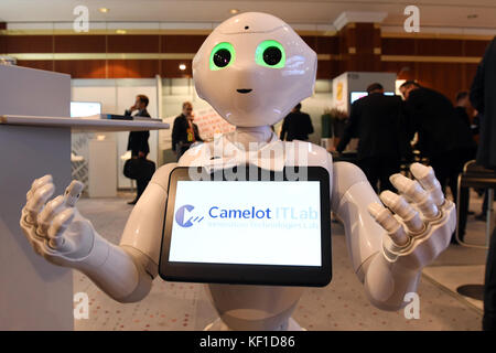 Berlin, Deutschland. Oktober 2017. Ein Roboter begrüßt die Besucher des Deutschen Logistikkongresses am 25. Oktober 2017 in Berlin. Kredit: Maurizio Gambarini/dpa/Alamy Live News Stockfoto