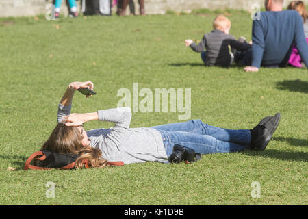 London, Großbritannien. 25 Okt, 2017. Leute die glorreichen im Herbst Sonnenschein mit wärmeren Temperaturen als erwartet für Oktober im Parlament Square London Credit: Amer ghazzal/alamy live news Credit: Amer ghazzal/alamy Leben Nachrichten genießen Stockfoto