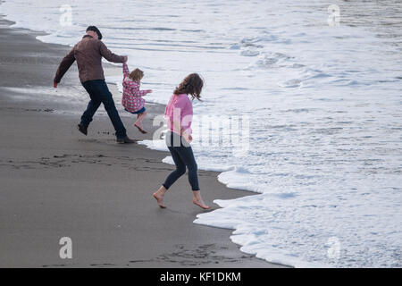 Aberystwyth Wales UK Mittwoch 25 Oktober 2017 UK Wetter: Menschen genießen das Wetter am Meer an einem hellen sonnigen und warmen Herbstnachmittag in Aberystwyth Wales. Foto: Keith Morris/Alamy Live News Stockfoto