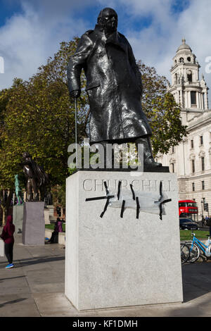 London, Großbritannien. 25. Oktober 2017. das Klebeband über dem Graffiti, die das Wort "Nazi", die am 24. Oktober auf der Statue von Sir Winston Churchill gegenüber dem Palast von Westminster in Parliament Square erschienen angewendet. die Polizei einen Mann um ca. 21.45 Uhr am 24. Oktober verhaftet wegen des Verdachts der Sachbeschädigung. Credit: Mark kerrison/alamy leben Nachrichten Stockfoto