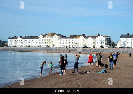 Die Menschen genießen das warme Wetter am Strand exmouth in Devon, Großbritannien Stockfoto