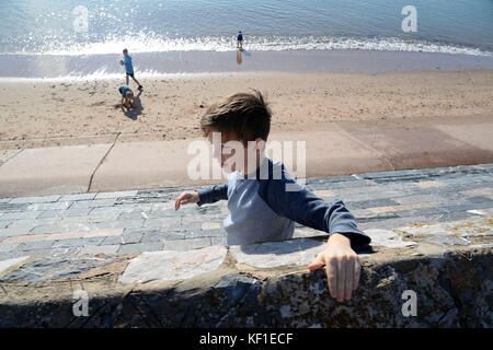 Die Menschen genießen das warme Wetter am Strand exmouth in Devon, Großbritannien Stockfoto