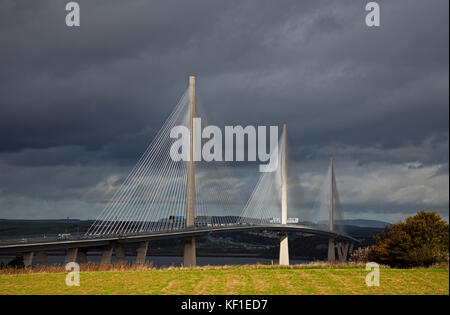 , South Queensferry Edinburgh, Schottland, Großbritannien. 25 Okt, 2017. UK Wetter. Moody skies mit Wind, die Wolken ziehen und Sonnenschein um die neue Queensferry Kreuzung. Stockfoto