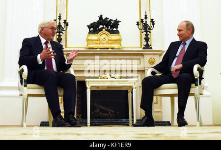 Moskau, Russland. Oktober 2017. Der deutsche Präsident Frank-Walter Steinmeier (L) und der russische Präsident Wladimir Putin treffen sich im Kreml in Moskau, Russland, 25. Oktober 2017. Steinmeier ist derzeit auf seinem eintägigen Besuch in der russischen Hauptstadt. Quelle: Bernd von Jutrczenka/dpa/Alamy Live News Stockfoto