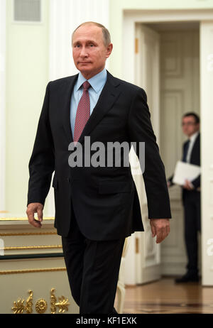 Moskau, Russland. Oktober 2017. Der russische Präsident Wladimir Putin kommt am 25.10.2017 im Kreml in Moskau (Russland) zu einem Treffen mit Bundespräsident Steinmeier. Bundespräsident Steinmeier ist zu einem eintägigen Arbeitsbesuch in der Hauptstadt der Russischen Föderation. Quelle: Bernd von Jutrczenka/dpa/Alamy Live News Stockfoto