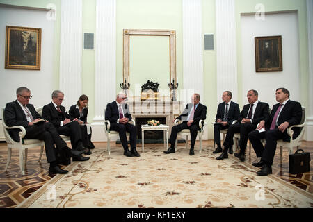 Der deutsche Präsident Frank-Walter Steinmeier (4. V. l.) und der russische Präsident Wladimir Putin (4. V. R.) treffen sich zusammen mit ihren Delegationen (v. l.) Stephan Steinlein, Leiter des Bundespräsidialamtes, Rudiger von Fritsch-Seehausen, deutscher Botschafter in Russland, Außenminister Sergej Lawrow und Juri Uschakow, Präsident Putins außenpolitischer Berater (Dolmetscher sitzen links und rechts der Präsidenten) im Kreml, 25. Oktober 2017. Steinmeier ist derzeit auf seinem eintägigen Besuch in der russischen Hauptstadt. Foto: Bernd von Jutrczenka/dpa Stockfoto