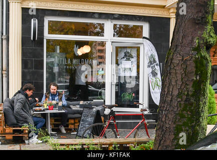 Berlin, Deutschland. Oktober 2017. Gäste sitzen am 25. Oktober 2017 vor dem veganen Diner von Attila Hildmann in Berlin. Quelle: Jens Kalaene/dpa-Zentralbild/ZB/dpa/Alamy Live News Stockfoto