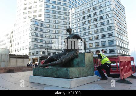 London, Großbritannien. 25. Oktober, 2017. Henry Moore Skulptur drapiert Sitzende Frau zurück in den Osten nach 20 Jahren "Alte Flo" ist ein nach Osten Ender wieder, als sie zieht in ihr neues Zuhause in Canary Wharf Henry Moore's Drapiert sitzende Frau hat eine triumphale Rückkehr auf die East End, nach einem 20-jährigen Aufenthalt in Yorkshire. Auch liebevoll als "Alte Flo', die berühmte Bronze Skulptur, in der Sie ursprünglich auf dem stifford Immobilien in Stepney untergebracht war bekannt, dass es von dem Bildhauer wurde von der London County Council (LCC) im Jahr 1962 als Teil seiner inspirierenden Schirmherrschaft der Regelung Kunst erworben haben. Stockfoto