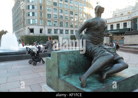 London, Großbritannien. 25. Oktober, 2017. Henry Moore Skulptur drapiert Sitzende Frau zurück in den Osten nach 20 Jahren "Alte Flo" ist ein nach Osten Ender wieder, als sie zieht in ihr neues Zuhause in Canary Wharf Henry Moore's Drapiert sitzende Frau hat eine triumphale Rückkehr auf die East End, nach einem 20-jährigen Aufenthalt in Yorkshire. Auch liebevoll als "Alte Flo', die berühmte Bronze Skulptur, in der Sie ursprünglich auf dem stifford Immobilien in Stepney untergebracht war bekannt, dass es von dem Bildhauer wurde von der London County Council (LCC) im Jahr 1962 als Teil seiner inspirierenden Schirmherrschaft der Regelung Kunst erworben haben. Stockfoto