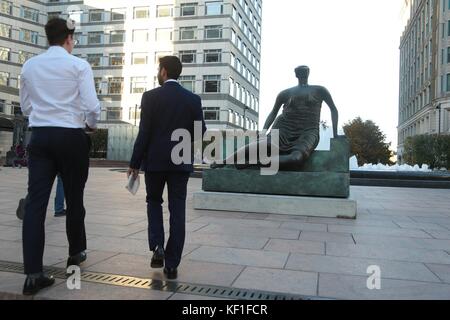 London, Großbritannien. 25. Oktober, 2017. Henry Moore Skulptur drapiert Sitzende Frau zurück in den Osten nach 20 Jahren "Alte Flo" ist ein nach Osten Ender wieder, als sie zieht in ihr neues Zuhause in Canary Wharf Henry Moore's Drapiert sitzende Frau hat eine triumphale Rückkehr auf die East End, nach einem 20-jährigen Aufenthalt in Yorkshire. Auch liebevoll als "Alte Flo', die berühmte Bronze Skulptur, in der Sie ursprünglich auf dem stifford Immobilien in Stepney untergebracht war bekannt, dass es von dem Bildhauer wurde von der London County Council (LCC) im Jahr 1962 als Teil seiner inspirierenden Schirmherrschaft der Regelung Kunst erworben haben. Stockfoto