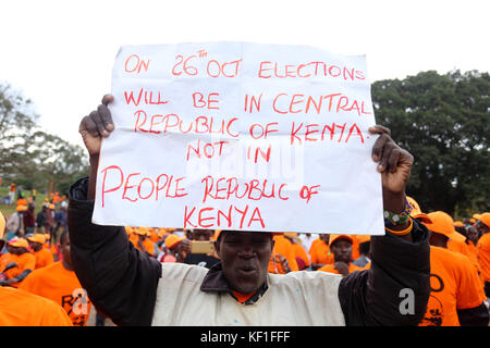 Nairobi, Nairobi County, Kenia. Oktober 2017. Der Unterstützer der National Super Alliance (NASA) winkt Plakat während einer Kundgebung im Uhuru Park Nairobi, wo Kenias Oppositionsführer Raila Odinga seine Anhänger bat, die Wiederholung der Präsidentschaftswahlen, die für den 26. Oktober 2017 geplant sind, zu boykottieren.Quelle: Billy/SOPA/ZUMA Wire/Alamy Live News Stockfoto