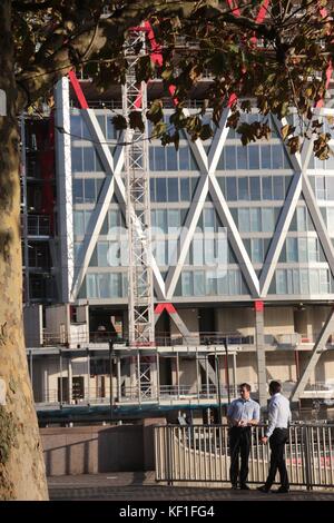 London, Großbritannien. 25.. Oktober 2017. Es ist Tee und Kaffee Pausen in der Sonne mit Blick auf die Themse an Canary Wharf in London, wenn die Sonne scheint an diesem Herbsttag. Kredit: Nigel Bowles/Alamy Live Nachrichten Stockfoto