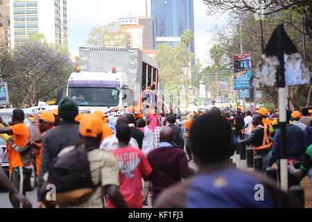 Nairobi, Nairobi County, Kenia. Oktober 2017. Unterstützer der National Super Alliance (NASA) während einer Kundgebung im Uhuru Park Nairobi, wo Kenias Oppositionsführer Raila Odinga seine Anhänger bat, die Wiederholung der für den 26. Oktober 2017 geplanten Präsidentschaftswahlen zu boykottieren.Quelle: Billy/SOPA/ZUMA Wire/Alamy Live News Stockfoto