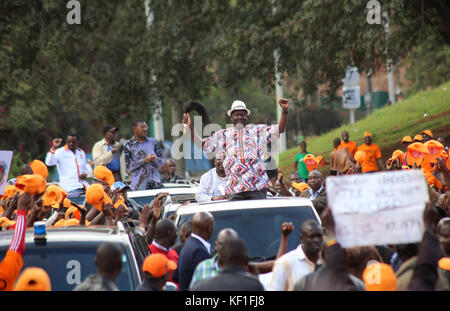 Nairobi, Nairobi County, Kenia. Oktober 2017. Kenias Oppositionsführer Raila Odinga (vorne) und andere Lernende der National Super Alliance (NASA) kamen im Uhuru Park Nairobi an, wo er seine Anhänger bat, die Wiederholung der Präsidentschaftswahlen, die für den 26. Oktober 2017 geplant waren, zu boykottieren. Kredit: Billy/SOPA/ZUMA Wire/Alamy Live News Stockfoto