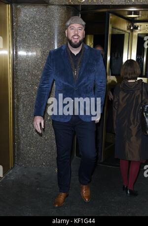 New York, NY, USA. Oktober 2017. Chris Sullivan, bei der Today Show zu sehen, um THIS IS US Out and about für Celebrity-Kandidaturen zu bewerben – MI, New York, NY 25. Oktober 2017. Quelle: Derek Storm/Everett Collection/Alamy Live News Stockfoto