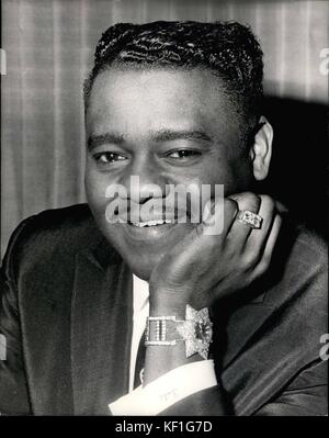 März 03, 1967 - Jazz Pianist Fats Domino kommt in Großbritannien nach oben Die Rechnung in der Londoner Saville Theater: eine Presse Rezeption war bei Tiffany, Shaftsbury Avenue, London, heute, der berühmten Jazzpianisten Fats Domino, die in Großbritannien eingetroffen ist die Rechnung bei der Londoner Saville Theater zum Anfang dieser Woche zu treffen. Als recording artist, verkaufte er über 10 Millionen Datensätze während 1960-63 zusammen, einschließlich seiner sensationellen Interpretationen von ''My Blue Heaven'', ''Hwn Mein Traumboot kommt nach Hause'' und ''Blueberry Hill''. Foto zeigt Fats Domino abgebildet auf der heutigen Pressekonferenz trägt einen Diamantring und Diamant-St Stockfoto