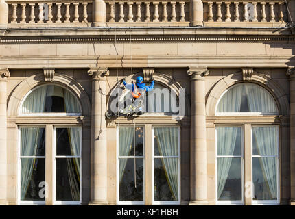 Edinburgh, Schottland, Vereinigtes Königreich. Handwerker Reparatur- und Reinigungsarbeiten Abseilstelle hinunter die Balmoral Hotel, früher der North British Hotel Stockfoto